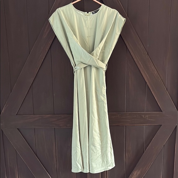 Green Maxi Sundress with Pleated Design and Bateau Neckline - Picture 1 of 11